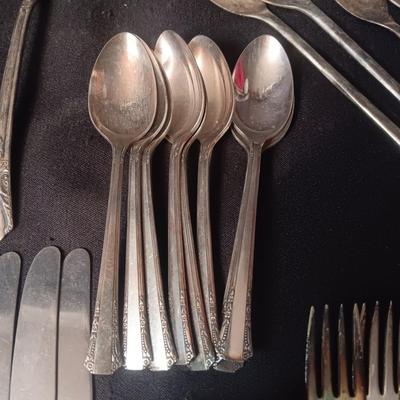 2 PATTERNS OF WM ROGERS SILVER PLATE FLATWARE