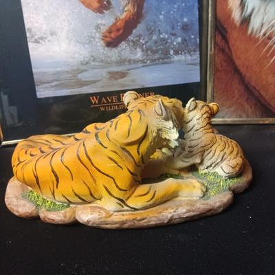 2 TIGER STATUES AND 2 FRAMED POSTERS