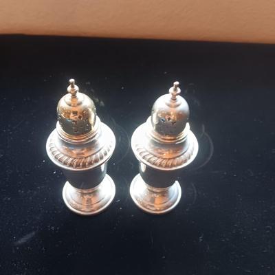 A PAIR OF STERLING SILVER SHAKERS (NOT WEIGHTED)