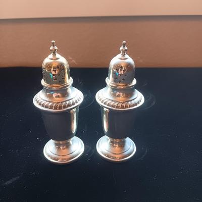 A PAIR OF STERLING SILVER SHAKERS (NOT WEIGHTED)