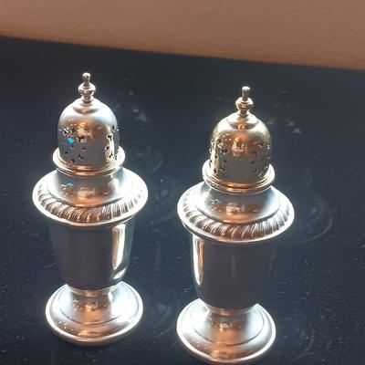 A PAIR OF STERLING SILVER SHAKERS (NOT WEIGHTED)