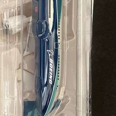 Boeing 787-8 Dreamliner 1/200 Scale Model Airplane - New