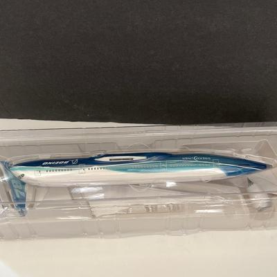 Boeing 787-8 Dreamliner 1/200 Scale Model Airplane - New