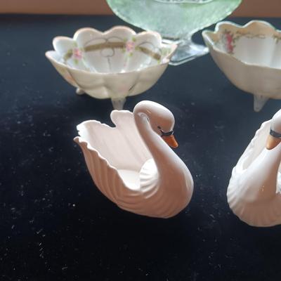 2 PORCELAIN SWANS, 2 FOOTED BONE CHINA BOWLS AND A TIARA GLASS COMPOTE