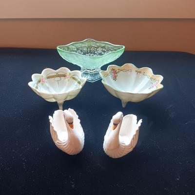 2 PORCELAIN SWANS, 2 FOOTED BONE CHINA BOWLS AND A TIARA GLASS COMPOTE