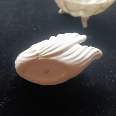 2 PORCELAIN SWANS, 2 FOOTED BONE CHINA BOWLS AND A TIARA GLASS COMPOTE