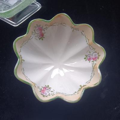 2 PORCELAIN SWANS, 2 FOOTED BONE CHINA BOWLS AND A TIARA GLASS COMPOTE