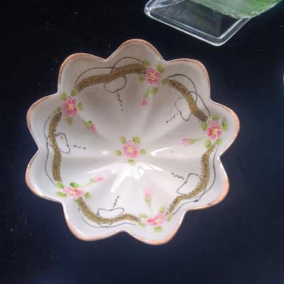 2 PORCELAIN SWANS, 2 FOOTED BONE CHINA BOWLS AND A TIARA GLASS COMPOTE
