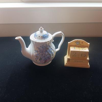 HALLMARK MARJOLEIN BASTIN PERPETUAL CALENDAR CHINA TEAPOT