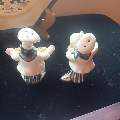 ITALIAN THEMED PLATES, HOT PLATE, SOAP DISPENSER AND SALT/PEPPER SHAKERS