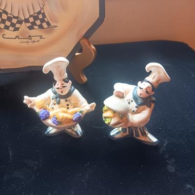 ITALIAN THEMED PLATES, HOT PLATE, SOAP DISPENSER AND SALT/PEPPER SHAKERS