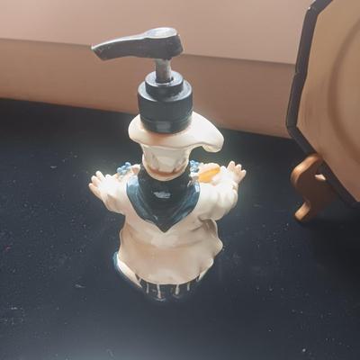 ITALIAN THEMED PLATES, HOT PLATE, SOAP DISPENSER AND SALT/PEPPER SHAKERS