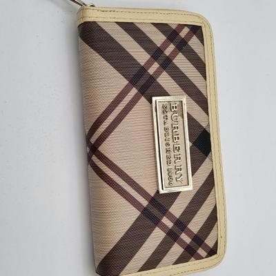 New Burberry-Style Zip Around Wallet
