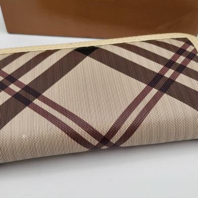 New Burberry-Style Zip Around Wallet