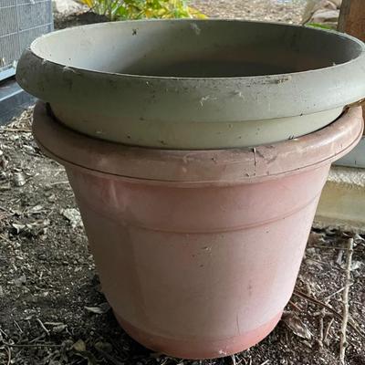 2 big plastic pots