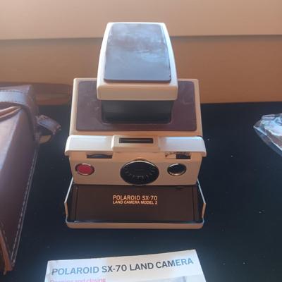 POLAROID SX-70 LAND CAMERA W/CASE