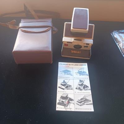 POLAROID SX-70 LAND CAMERA W/CASE