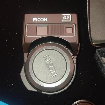 RICOH XR7 35mm CAMERA WITH MANY EXTRAS AND CARRY CASE