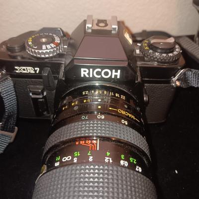 RICOH XR7 35mm CAMERA WITH MANY EXTRAS AND CARRY CASE