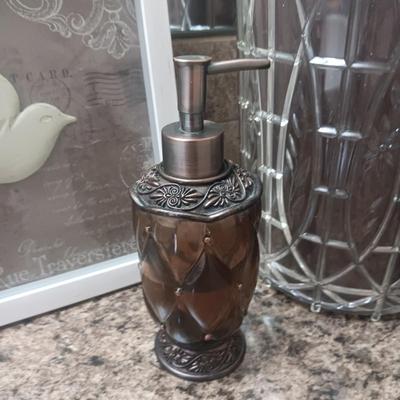 BATHROOM DECOR, HUMIDIFIER AND CLEANERS