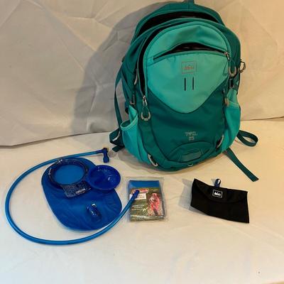 REI Trail 25 Backpack w/ Camelbak and More O-MK)