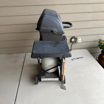 BROIL-MATE GRILL WITH PROPANE TANK