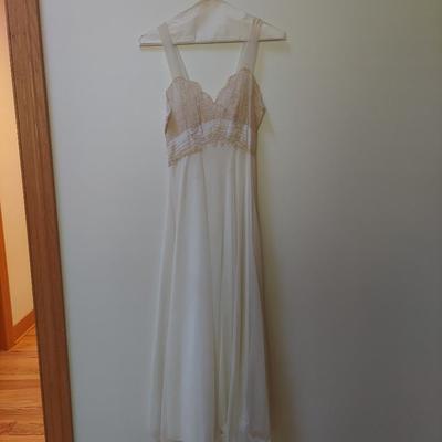 Vintage Bridal Nightgown and Robe (PC2-BBL)