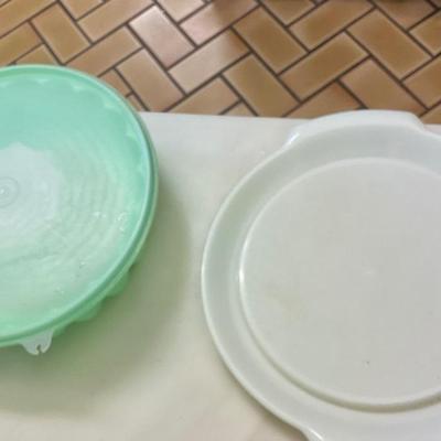 Tupperware mold with serving tray