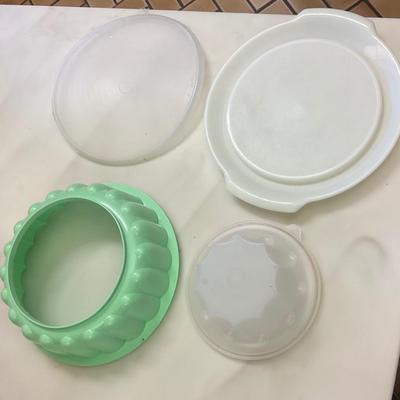 Tupperware mold with serving tray