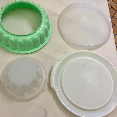 Tupperware mold with serving tray