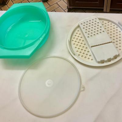 Tupperware grater with lid 3 piece set
