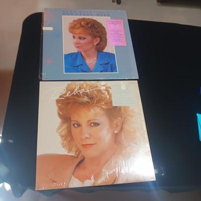2 VINYL RECORDS BY REBA MCENTIRE