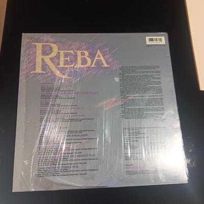 2 VINYL RECORDS BY REBA MCENTIRE