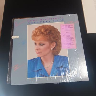 2 VINYL RECORDS BY REBA MCENTIRE