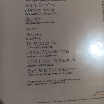 2 VINYL RECORDS BY REBA MCENTIRE