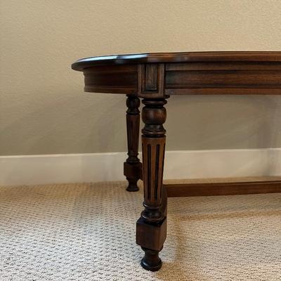 BEAUTIFUL OVAL COFFEE TABLE WITH FAUX PLANT