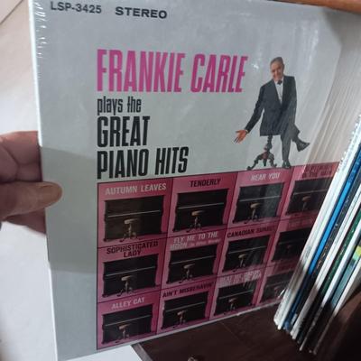 LARGE COLLECTION OF VINYL RECORDS