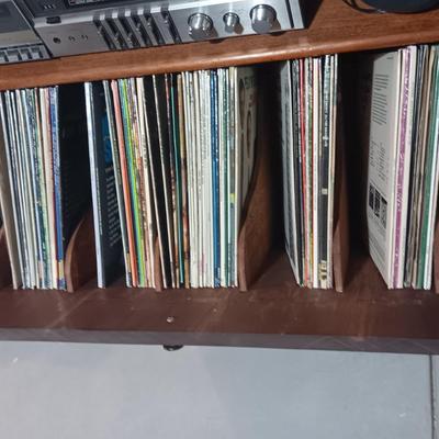 LARGE COLLECTION OF VINYL RECORDS