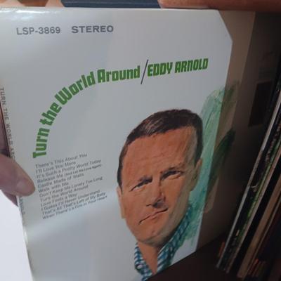 LARGE COLLECTION OF VINYL RECORDS