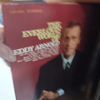LARGE COLLECTION OF VINYL RECORDS