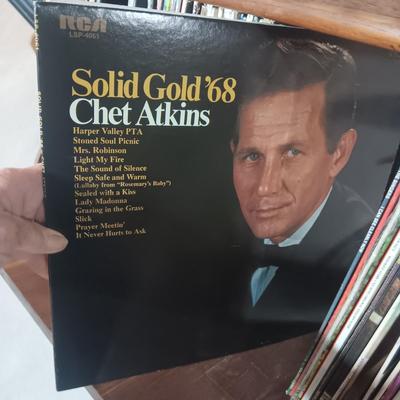 LARGE COLLECTION OF VINYL RECORDS