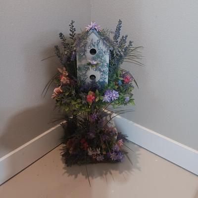 DECORATIVE FREE STANDING BIRDHOUSE