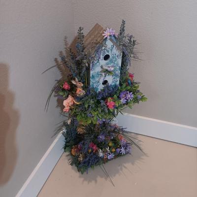 DECORATIVE FREE STANDING BIRDHOUSE