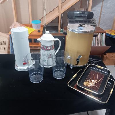 COFFEE URN, ICE TEA MAKER, CARAFE, SERVING TRAYS AND 2 PLASTIC PITCHERS