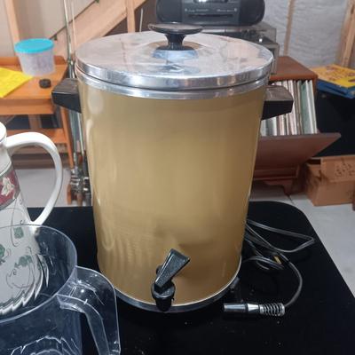 COFFEE URN, ICE TEA MAKER, CARAFE, SERVING TRAYS AND 2 PLASTIC PITCHERS