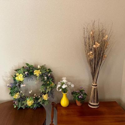 DRIED DECORATIVE FOLIAGE AND SILK FLOWER WREATH