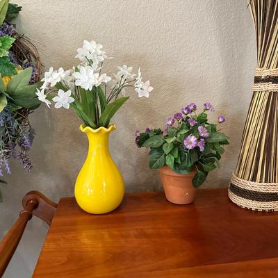 DRIED DECORATIVE FOLIAGE AND SILK FLOWER WREATH