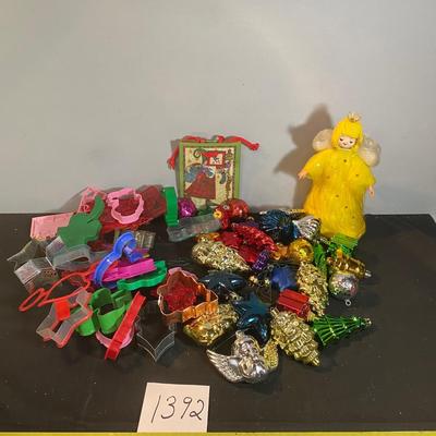 Christmas Decor and Cookie Cutter Lot