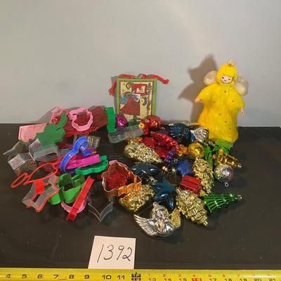 Christmas Decor and Cookie Cutter Lot