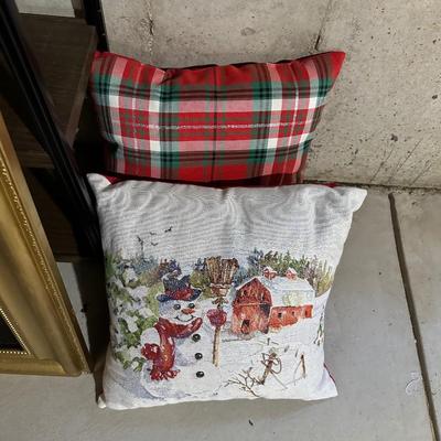 CHRISTMAS DECORATIONS AND THROW PILLOWS